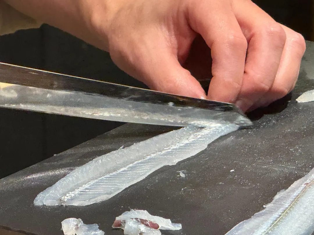 水針魚身劃刀。（圖／黃宏輝提供）