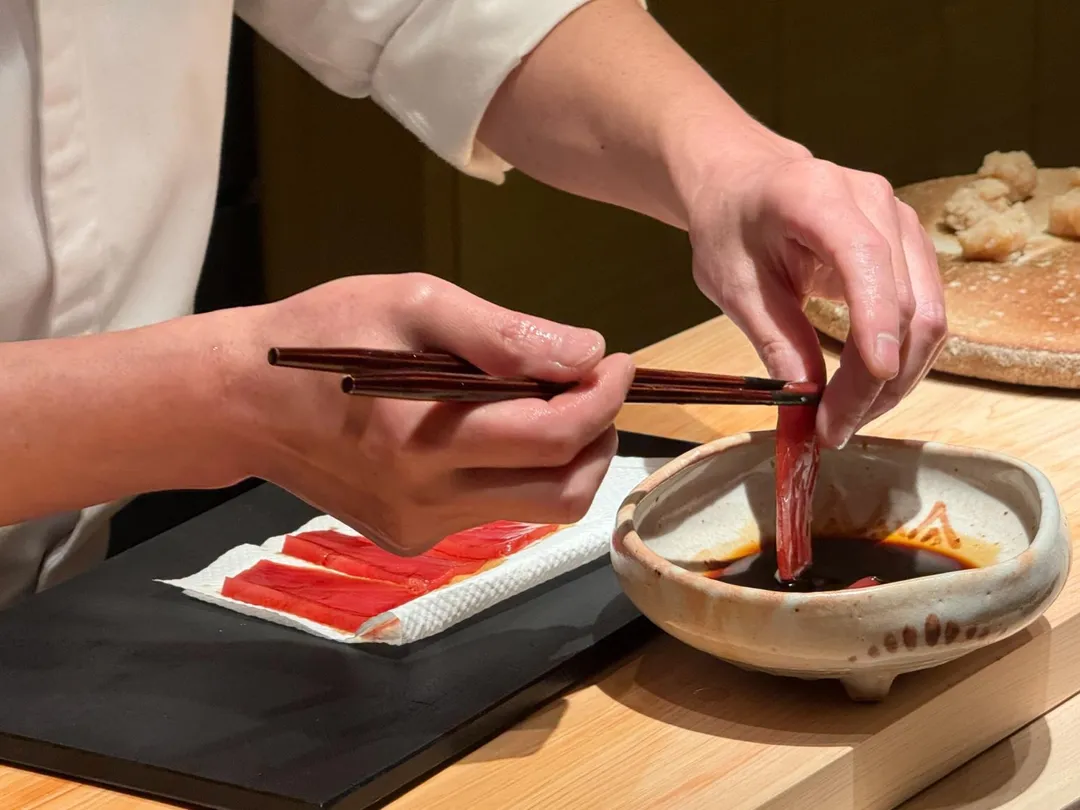 赤身現漬於高湯醬油。（圖／黃宏輝提供）
