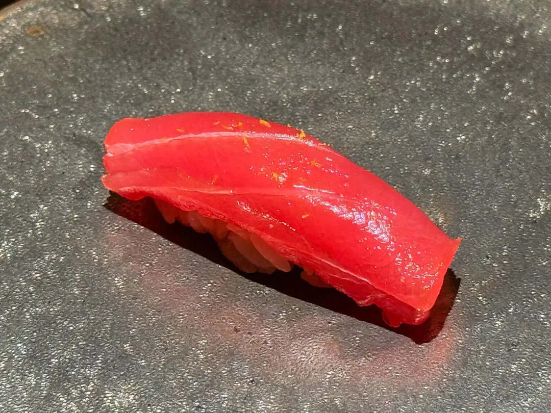 黑鮪赤身握壽司。（圖／黃宏輝提供）