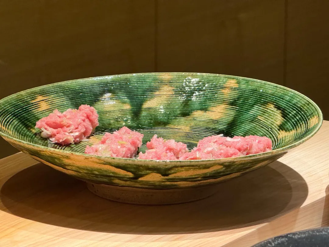鮪魚大腹泥和蔥白絲。（圖／黃宏輝提供）