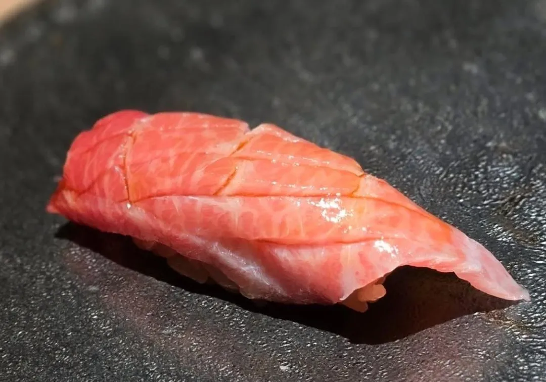 生魚片刻意切較薄但更有寬長的比例。（圖／黃宏輝提供）