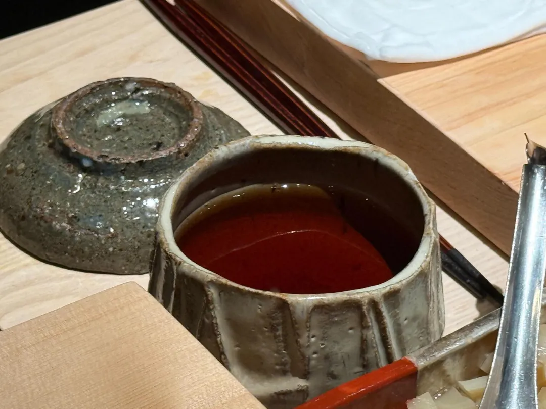 盛芥末的碗倒扣著。（圖／黃宏輝提供）