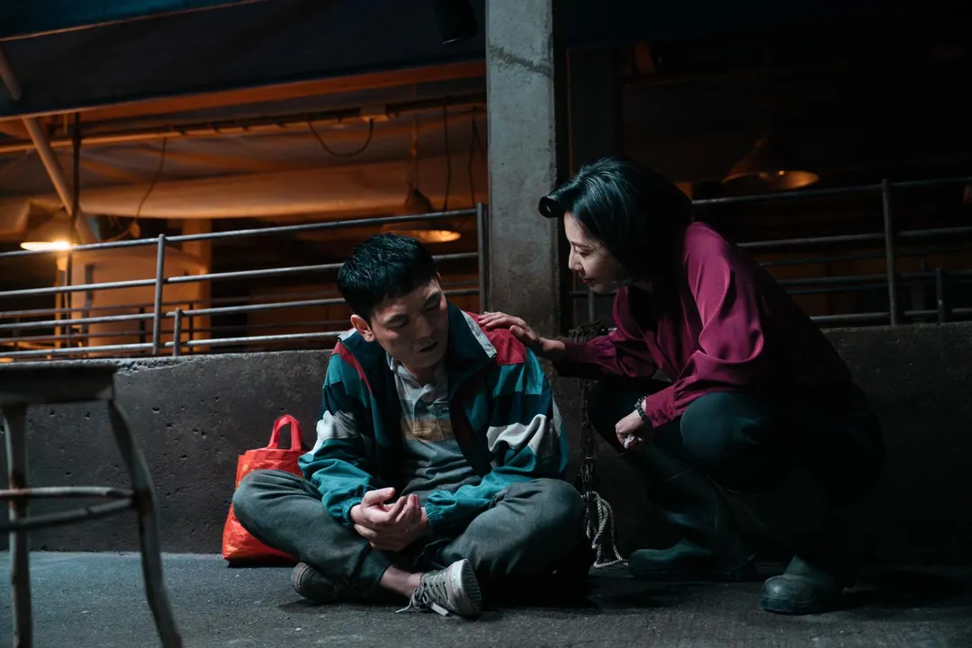 丁寧(右)在《死亡賭局》中對春風伸援手。(圖/英傑哆影業提供)