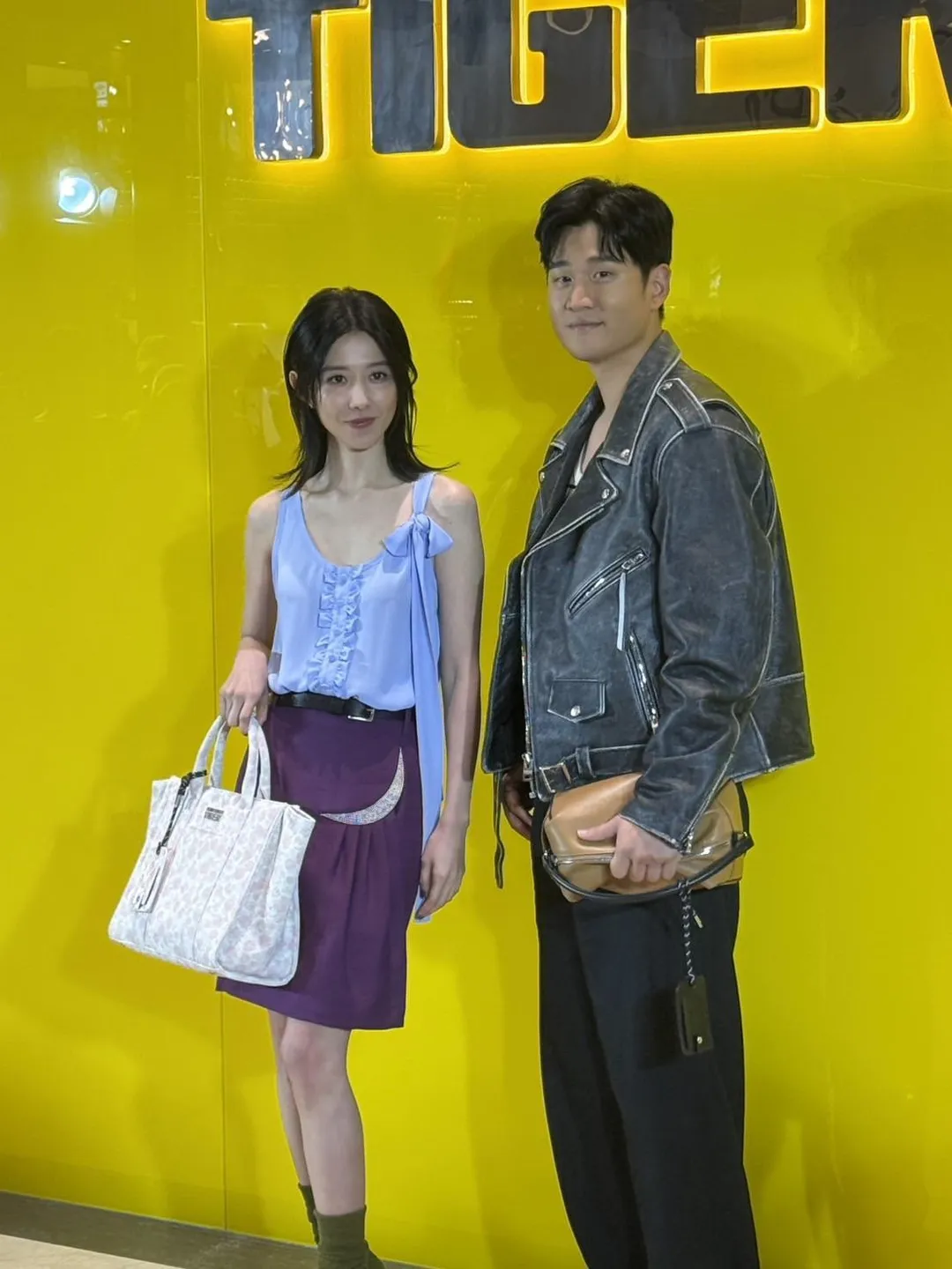 周興哲(右)和邵雨薇(左)1日合體出席時尚品牌活動。(圖/記者 伍映澄 攝)