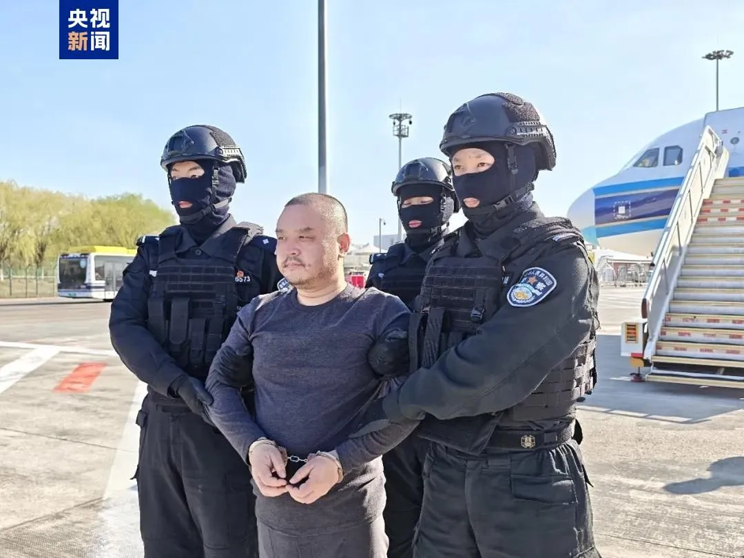 李雄被從柬埔寨押解回大陸。（圖／翻攝《央視新聞》）