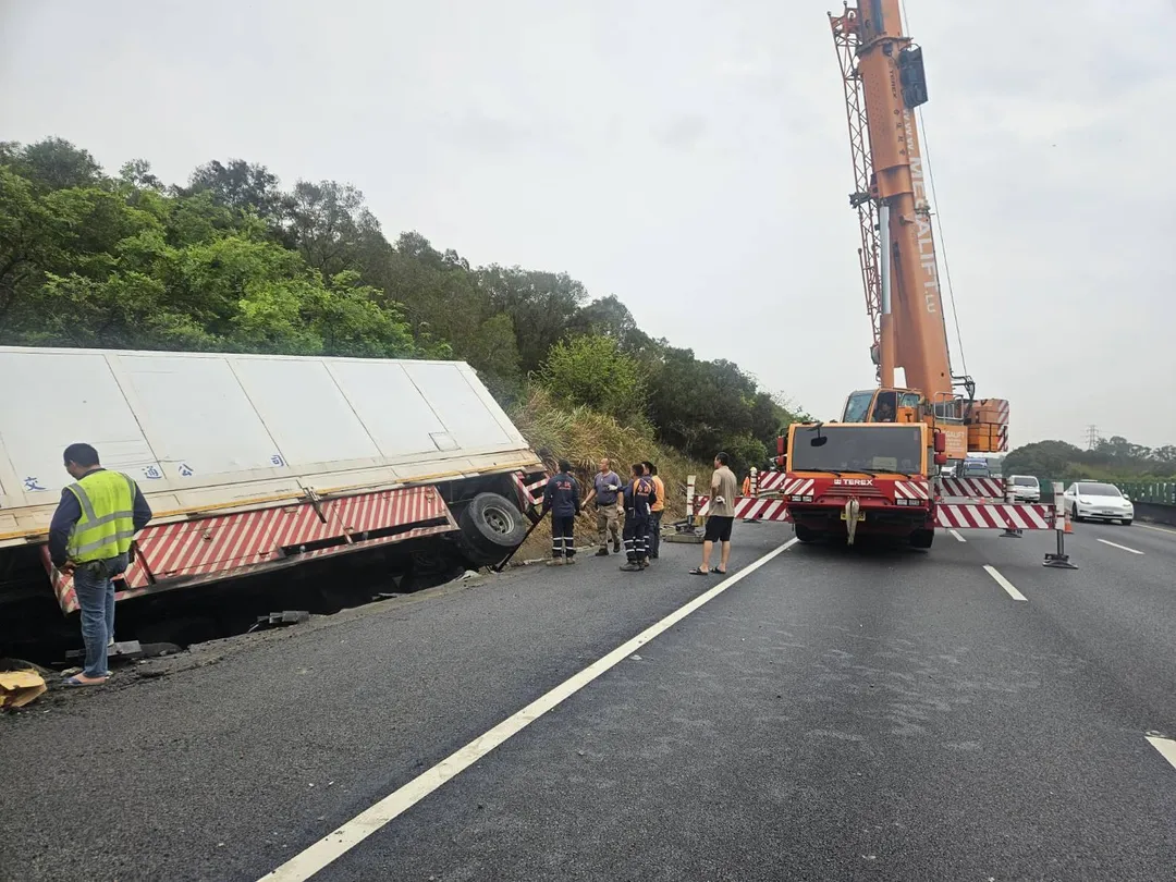 國3苗栗通霄地區一輛聯結車疑似爆胎發生翻覆。（圖／中天新聞）
