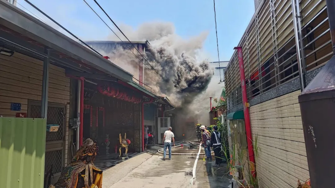 2樓鐵皮屋火警。（圖／中天新聞）
