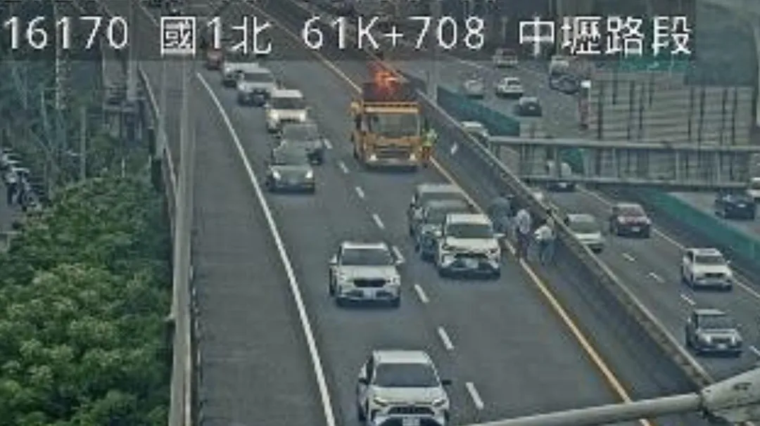 國道1號中壢段中午發生一起連環車禍。(圖/翻攝自國道公路即時網)