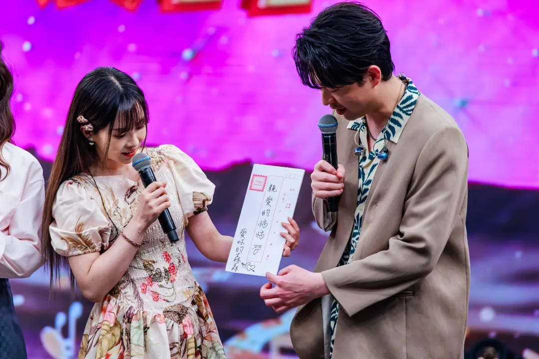 李子森（右）在《綜藝一級棒》送給杜忻恬（左）情書。（圖／中視提供）