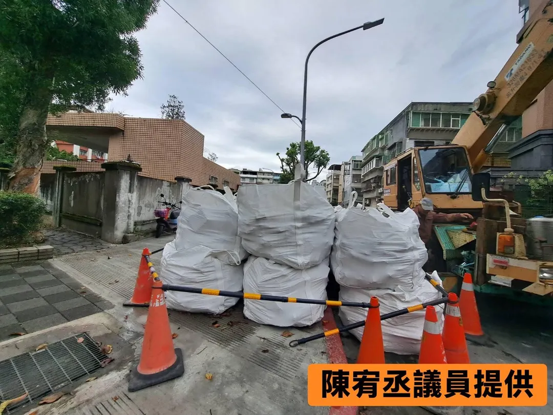 民眾黨台北市議員陳宥丞驚爆台北市區也出現土方之亂。（圖／陳宥丞臉書）
