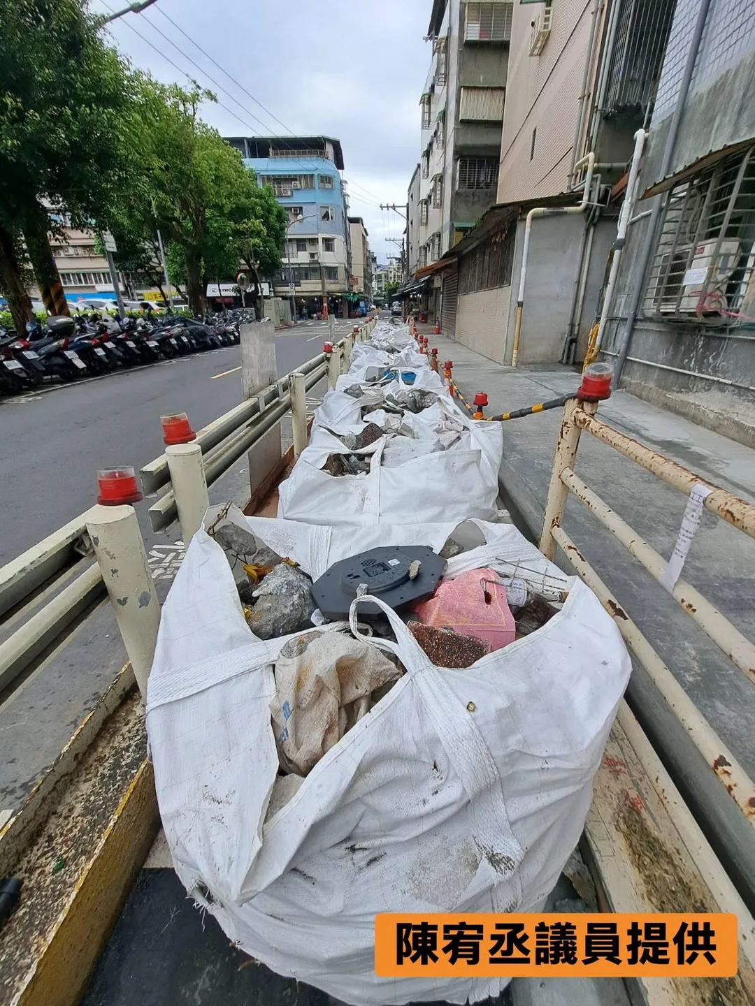陳宥丞表示北市街頭出現詭異景象。（圖／陳宥丞臉書）
