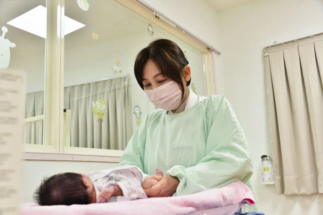 趙露露主任進行新生兒理學檢查。（圖／台北慈濟醫院）