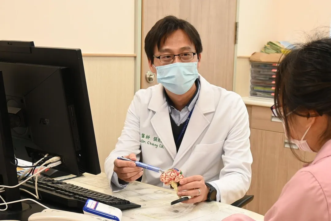 安南醫院精神科張俊鴻主任於門診中耐心傾聽患者困擾，協助釐清壓力來源與情緒狀態，提供專業評估與治療建議。（圖／安南醫院）