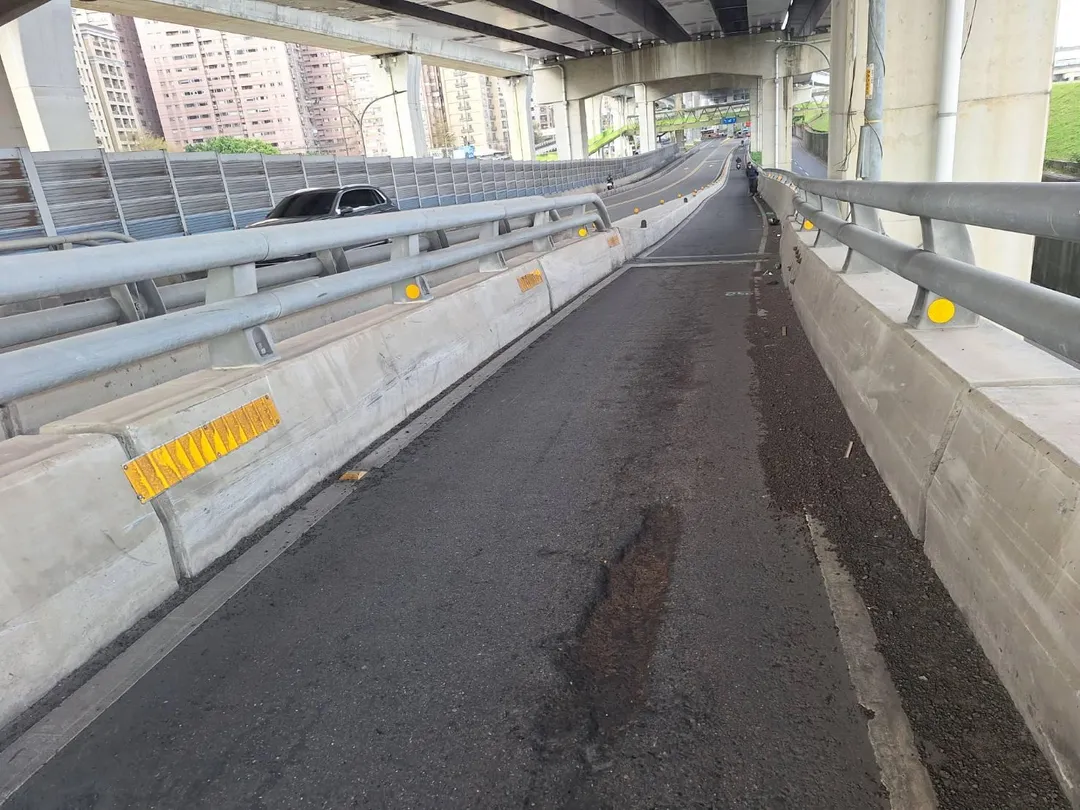 養工處將於4月8日至4月13日晚間10時至翌日清晨6時，辦理新北大橋機車道(板橋往三重方向)道路銑鋪工程，籲請用路人配合改道。（圖／新北市政府）