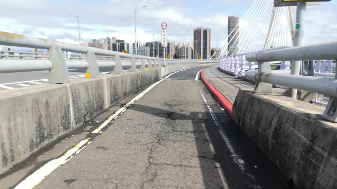 養工處將重新刨鋪新北大橋機車道(板橋往三重方向)鋪面，提供更安全、舒適的行車環境。（圖／新北市政府）