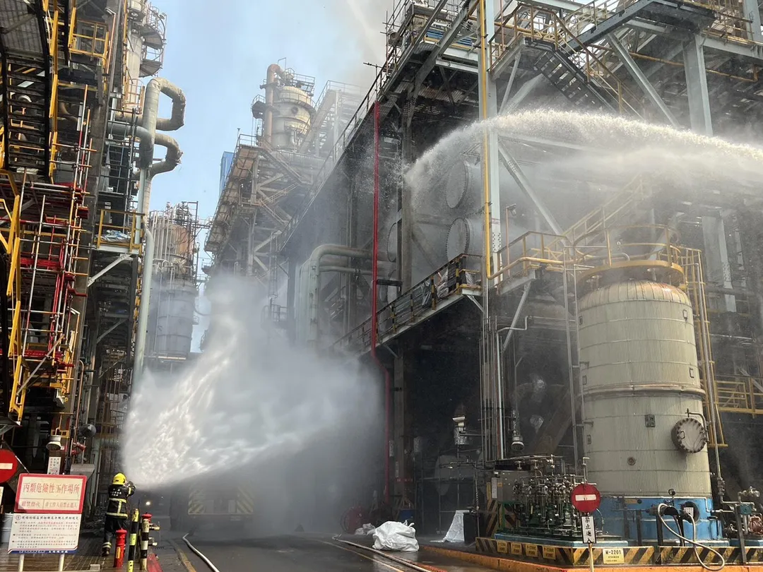 中油大林煉油廠儲存槽下午發生火警。（圖／翻攝畫面）