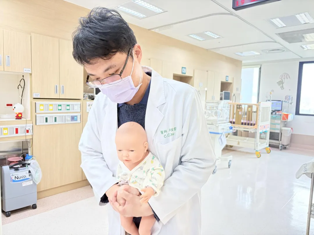 邱俊哲醫師示範一歲以上幼童施行哈姆立克法，利用瞬間氣流將異物排出。（圖／土城長庚醫院）