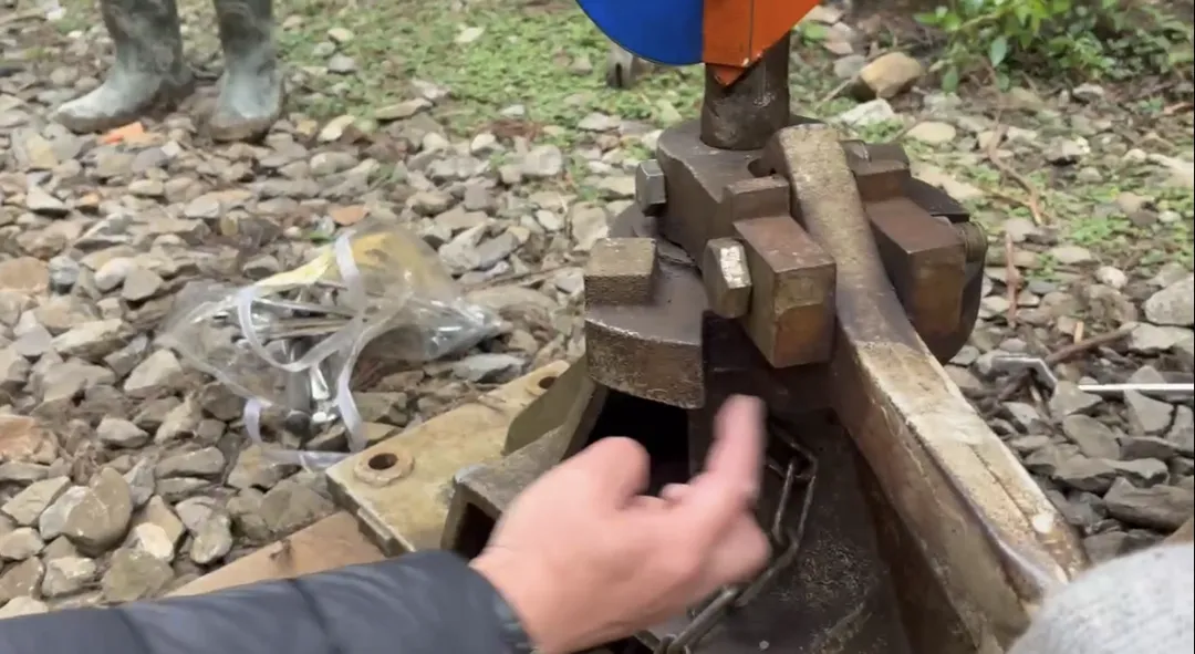 列車因轉轍器未扳轉至正確方向，導致擠軌情形並造成轉轍器損壞，最終延誤38分鐘、影響91名旅客。（圖／林鐵處提供）