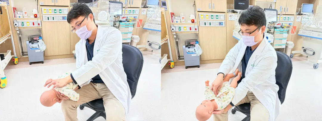 邱俊哲醫師示範一歲以下嬰兒「拍背壓胸法」，背部拍擊5次、正面壓胸5次，反覆進行至異物排出。（圖／土城長庚醫院）