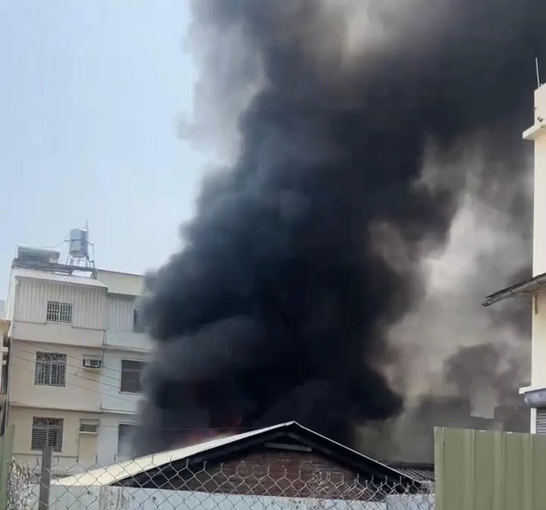 火警現場濃煙不斷竄出。（圖／翻攝畫面）