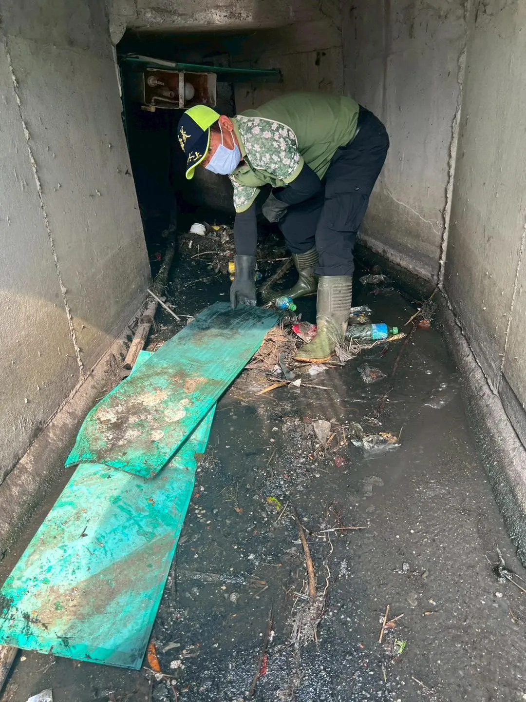 嘉義縣水上鄉粗溪村1條排水溝嚴重淤塞，竟是整排流動式廁所惹禍。（圖／翻攝自Facebook@林緗亭，需要您相挺！﻿）