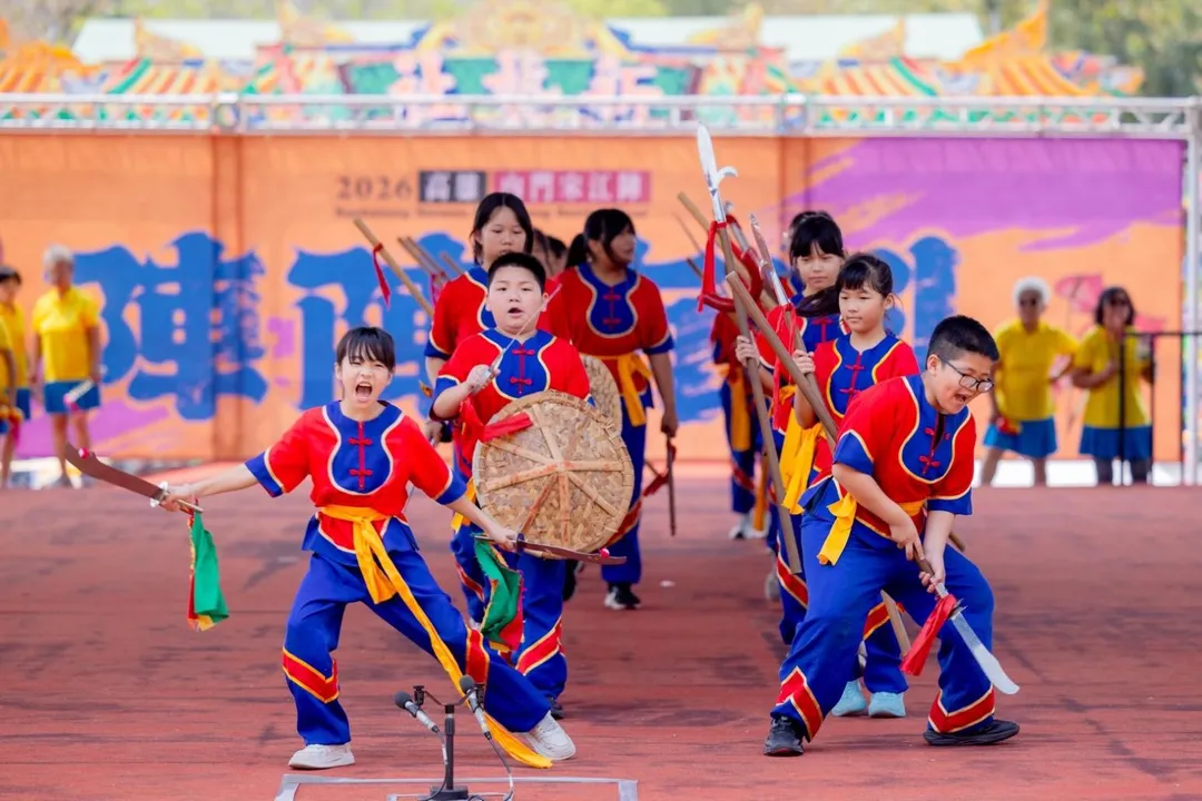 高雄內門國小學生表演宋江陣,該校是內門區唯一設有宋江陣社團的學校。(圖/中天新聞)