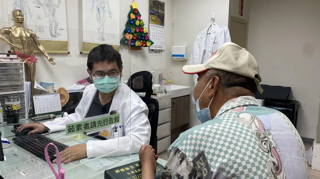 員榮醫院中醫部黃鋒榮醫師為患者看診。（圖／員榮醫院）