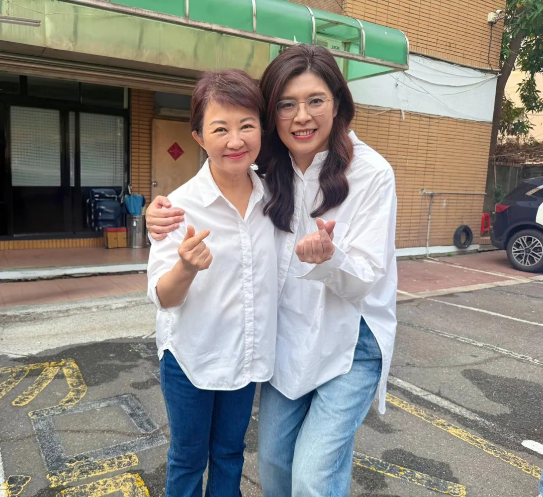 盧秀燕(右)、鄭麗文(左)。(國民黨台中市黨部提供)