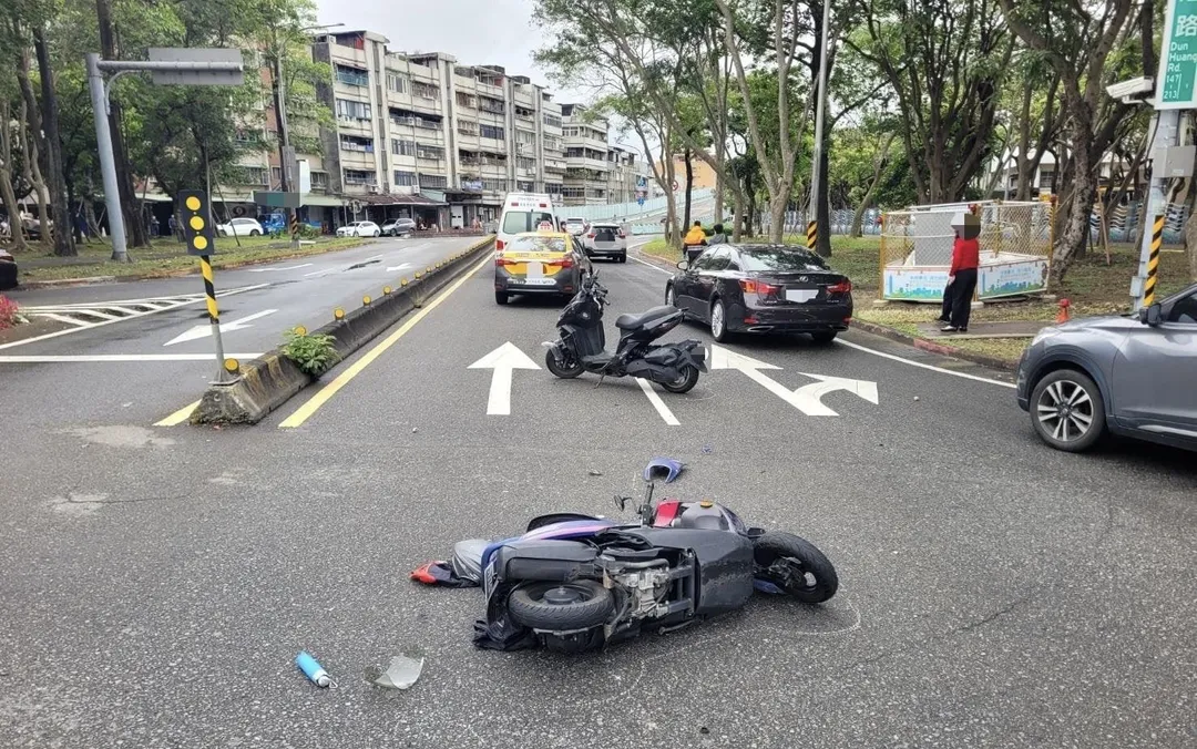 2台機車剛起步就被撞飛零件散落一地。(圖/翻攝畫面)