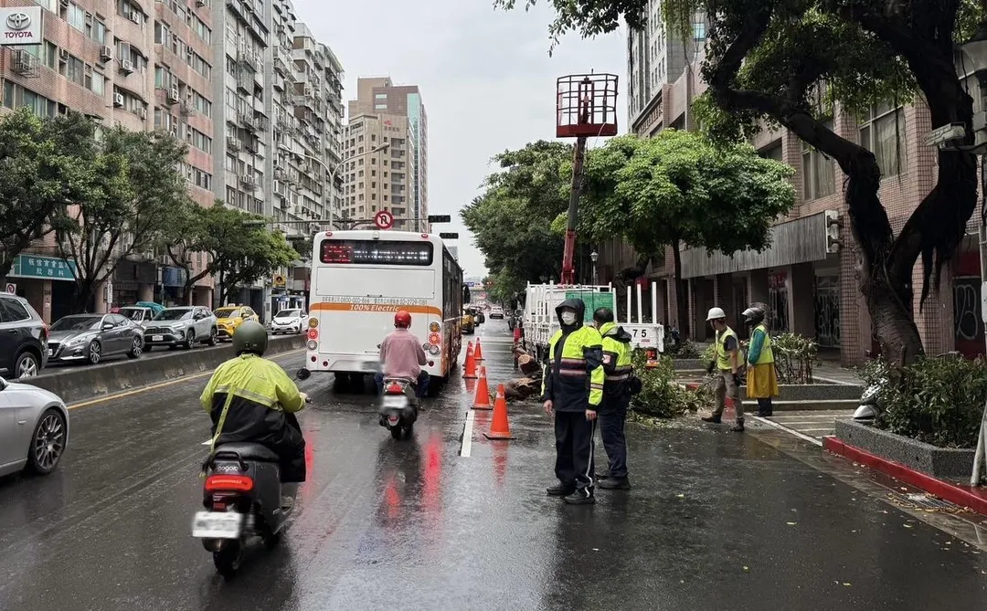 警方封閉車道協助排除事故現場。（圖／翻攝畫面）