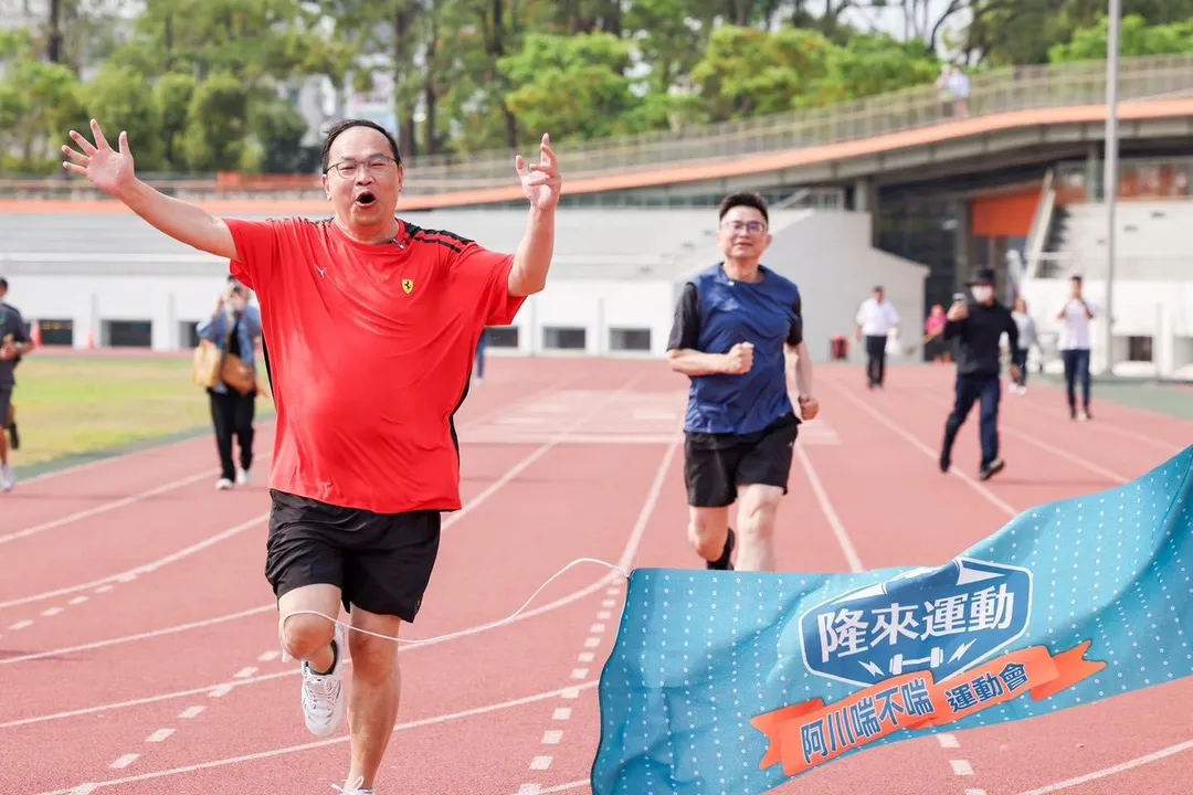 賴瑞隆與王義川進行體能對決。（圖／翻攝賴瑞隆臉書）