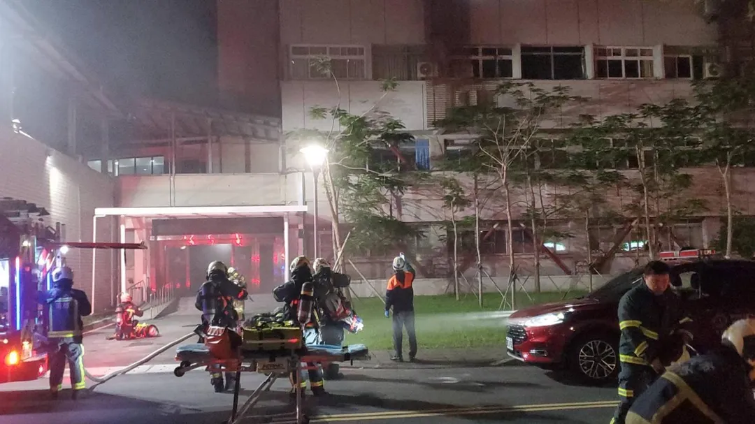 北市松山三總醫院發生火警病房起火。（圖／翻攝畫面）