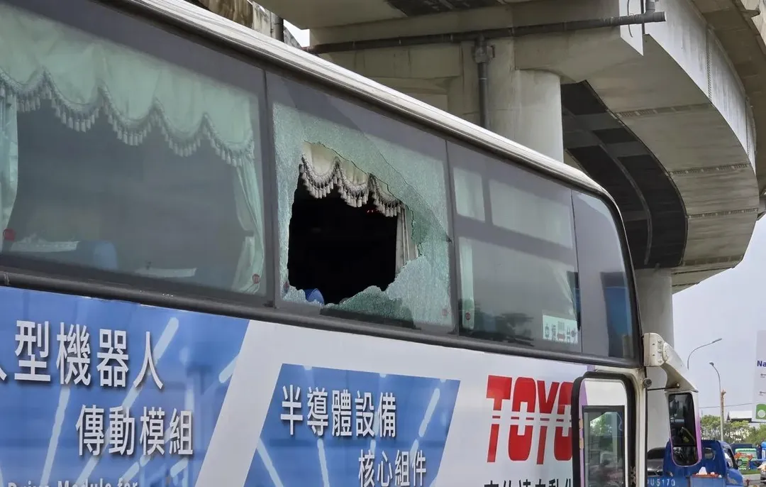 國光客運在國道上行駛中時突然玻璃碎裂。（圖／翻攝自Threads）