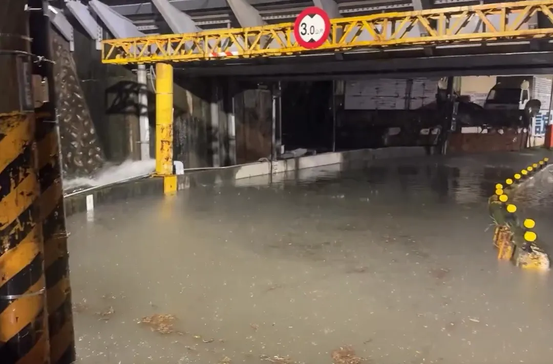新竹市太原路地下道今（4）日凌晨發生積水。（圖／取自新竹市水源里里長曾翰揚Threads）