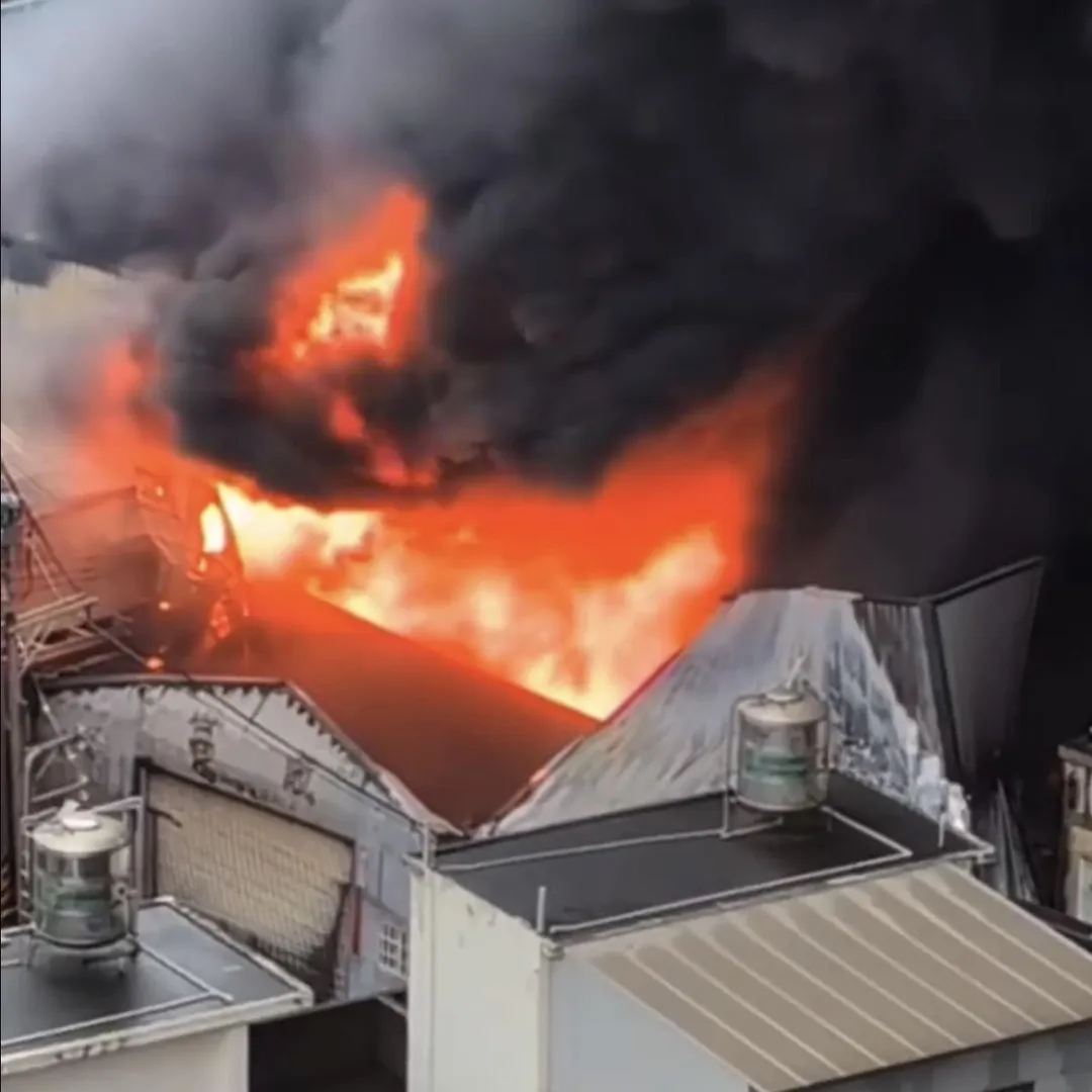 新竹市北區榮濱路18巷一處塑膠工廠發生火警。(圖/民眾張雅婷授權提供)