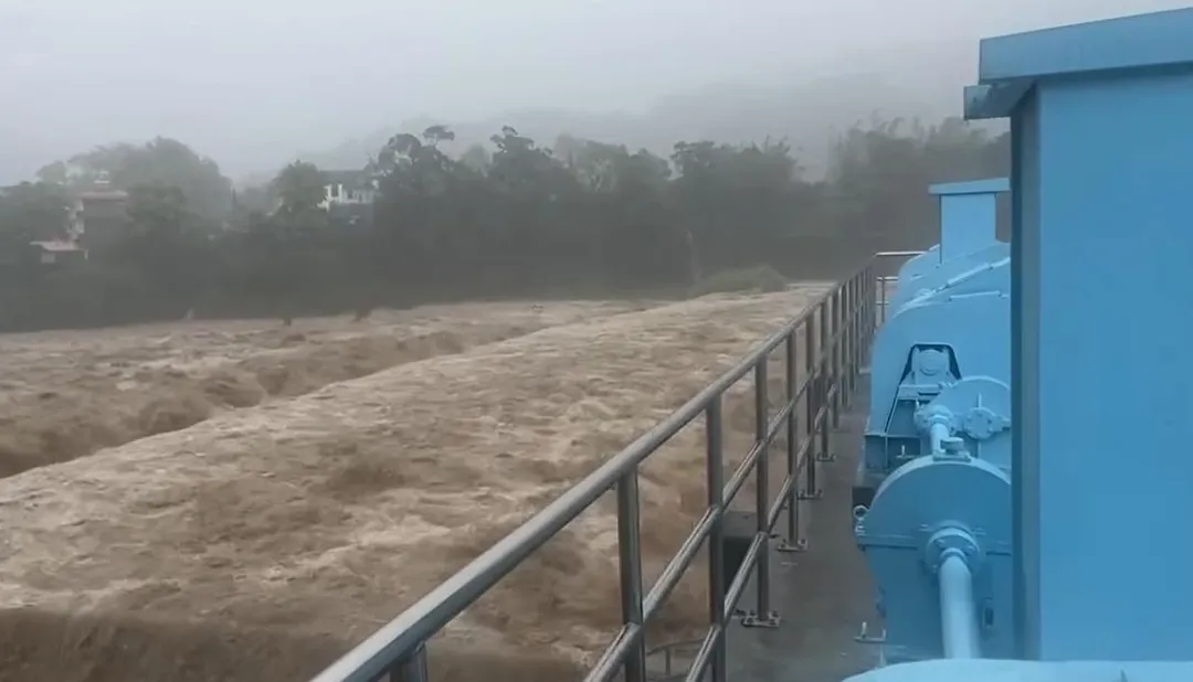 苗栗暴雨,多處地方都傳出災情。(圖取自鍾東錦臉書)