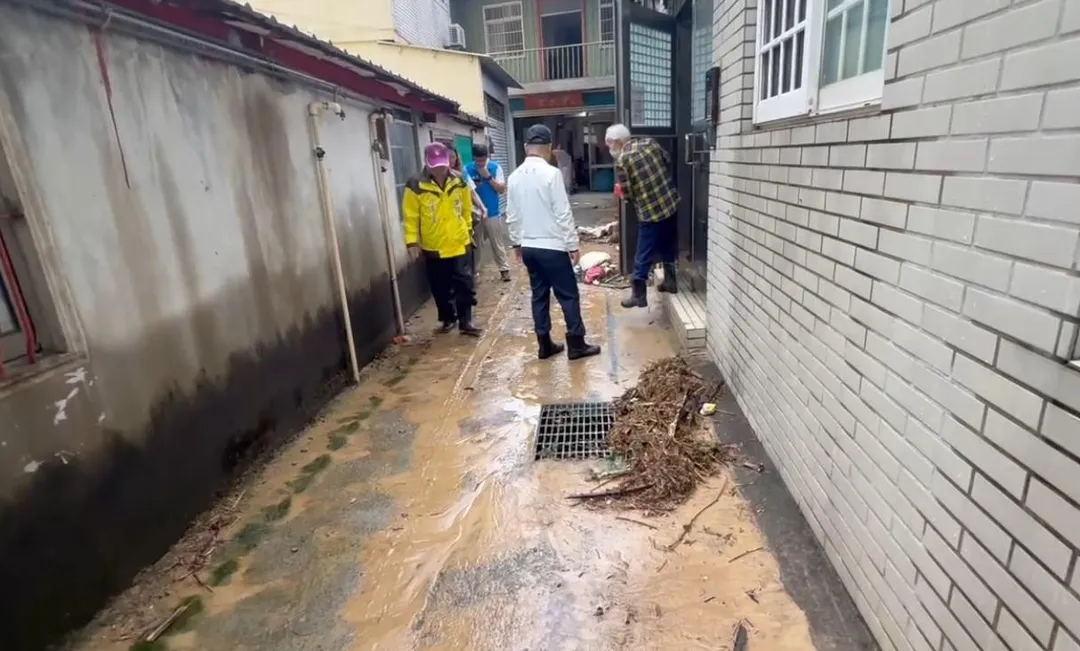 目前積水已退,但地面仍有泥水。(圖/中天新聞)