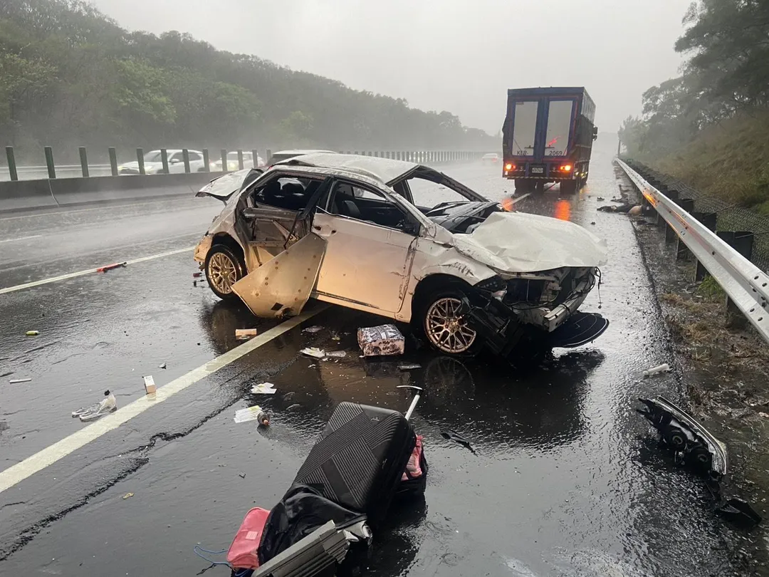 國道3號北上苗栗縣苑裡路段發生轎車衝撞護欄車禍。(圖/警方提供)