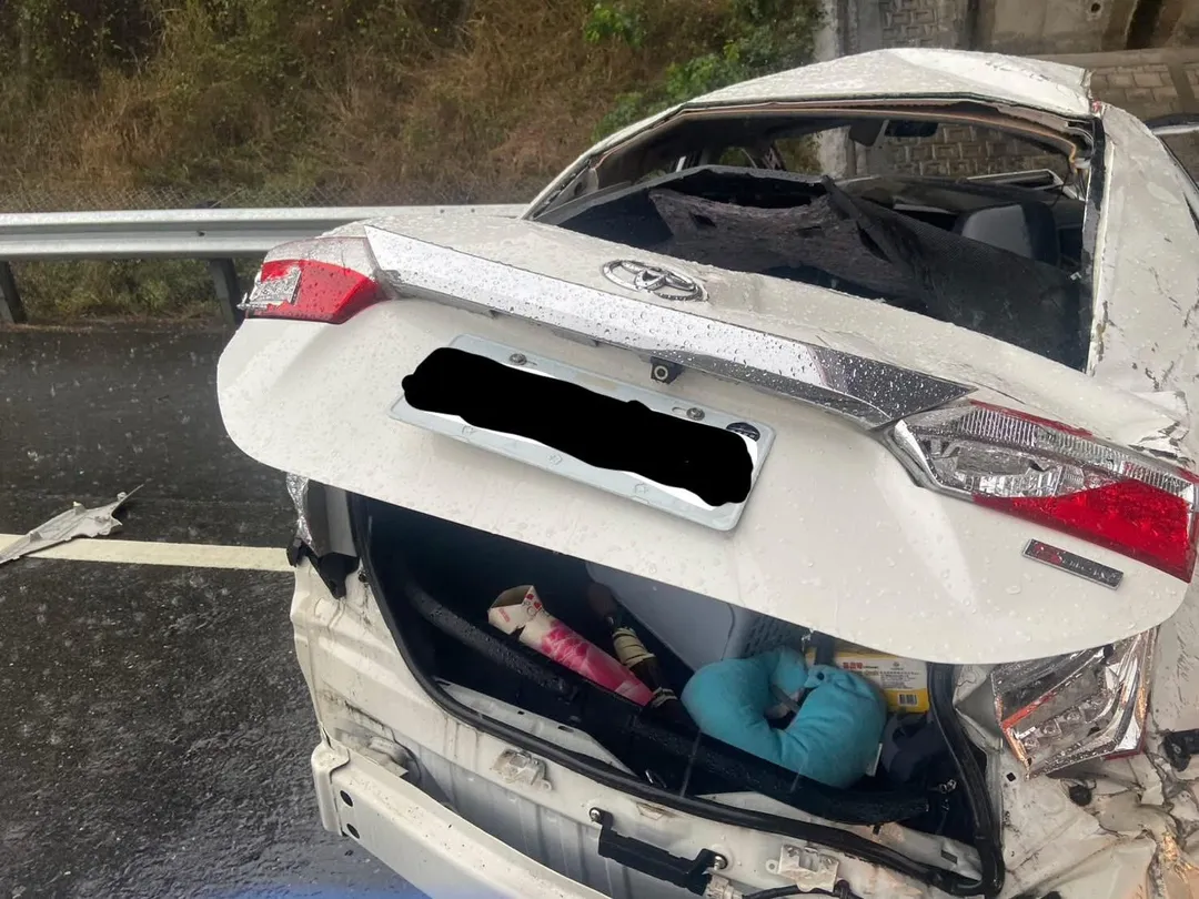 車禍現場一片狼藉。(圖/警方提供)