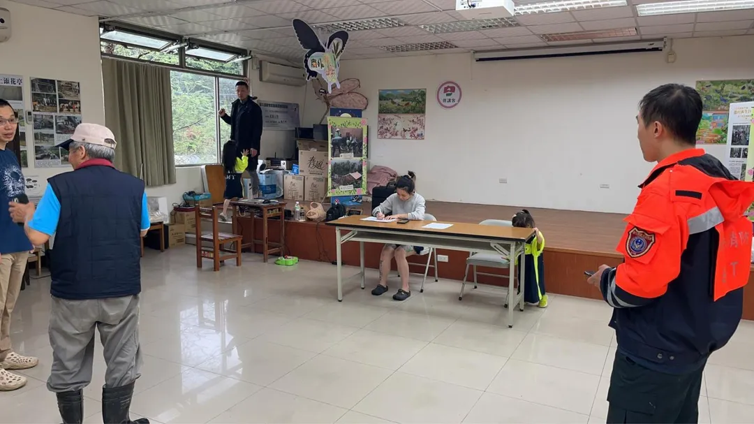 合計救出包含大人及孩童共10餘人，並妥善安置於北埔圖書館及南坑活動中心。（圖／新竹縣消防局提供）