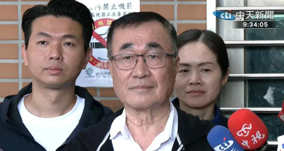 李四川日前換上「扛巨錘」的主視覺臉書大頭貼,卻遭青鳥批評有抄襲嫌疑。(圖/中天新聞)