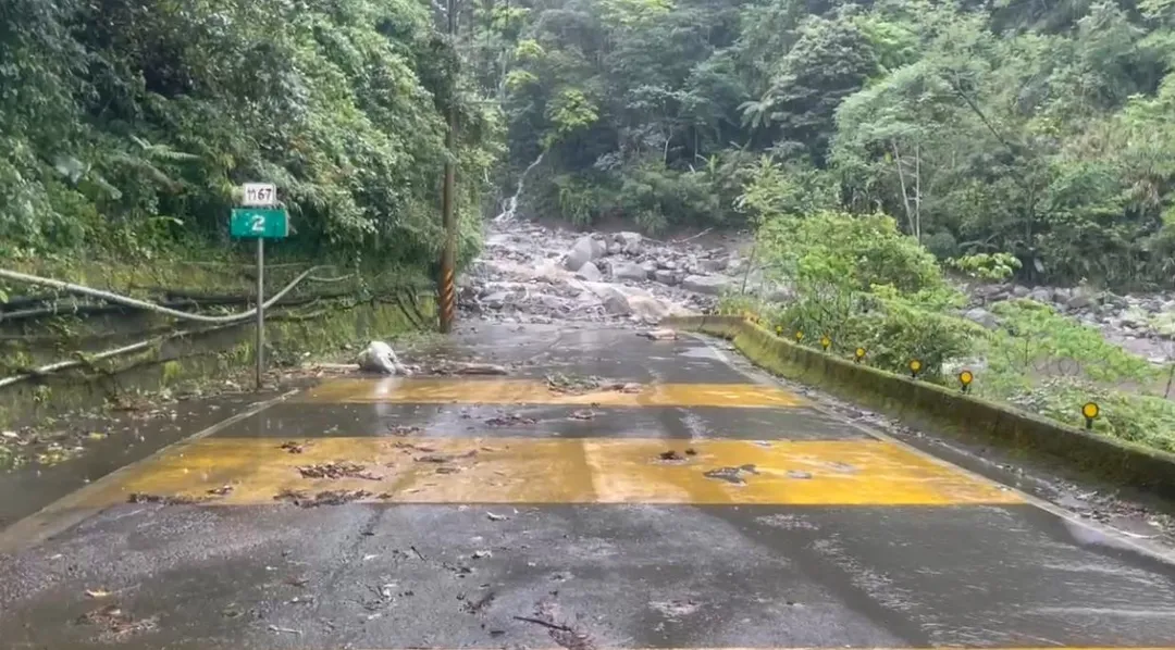 大量土石滑落，部分路段暫時封閉或限制通行。（圖／翻攝畫面，下同）