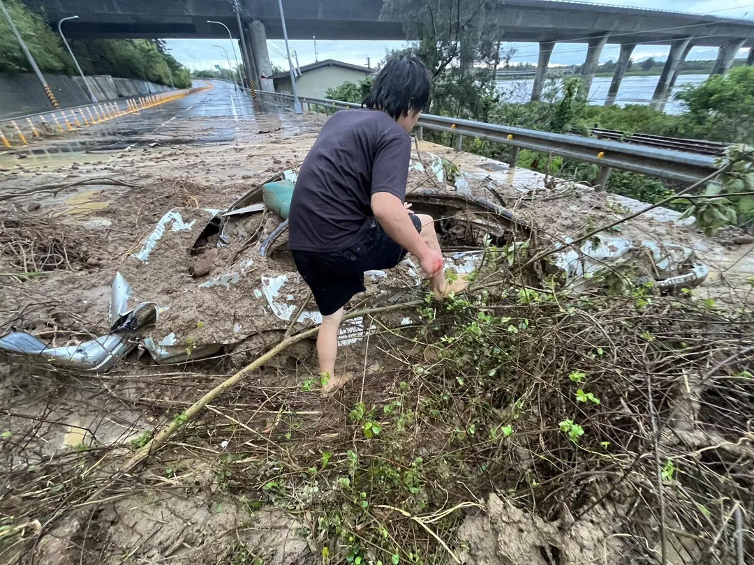 苗栗縣4日豪大雨帶來災情,土石泥流掩埋道路。(圖/中天新聞)