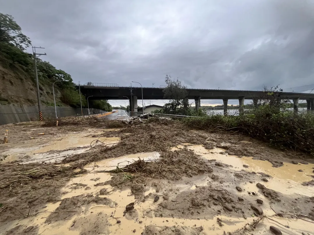 苗栗縣今日多處傳出淹水及土石災情，氣象署一早已發布14縣市豪雨特報，其中苗栗縣持續出現劇烈雷雨及強降雨。（圖／警方提供）