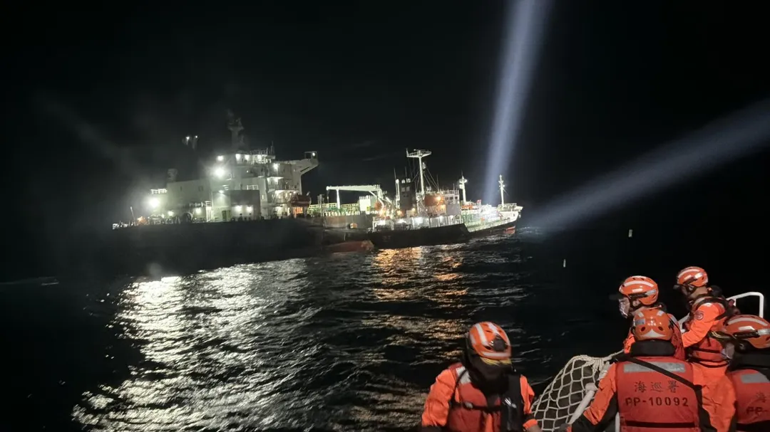 兩艘外籍船隻在台中大甲外海進行疑似非法駁油的行為，遭到海巡署第四巡防區指揮部透過雷達系統鎖定。（圖／翻攝畫面）