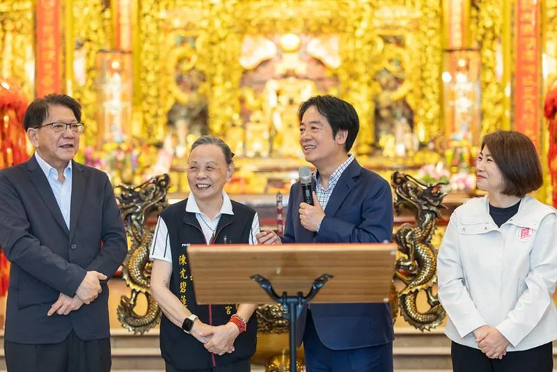 賴清德總統4日下午前往「屏東慈鳳宮」參香祈福揭匾。(圖/總統府提供)