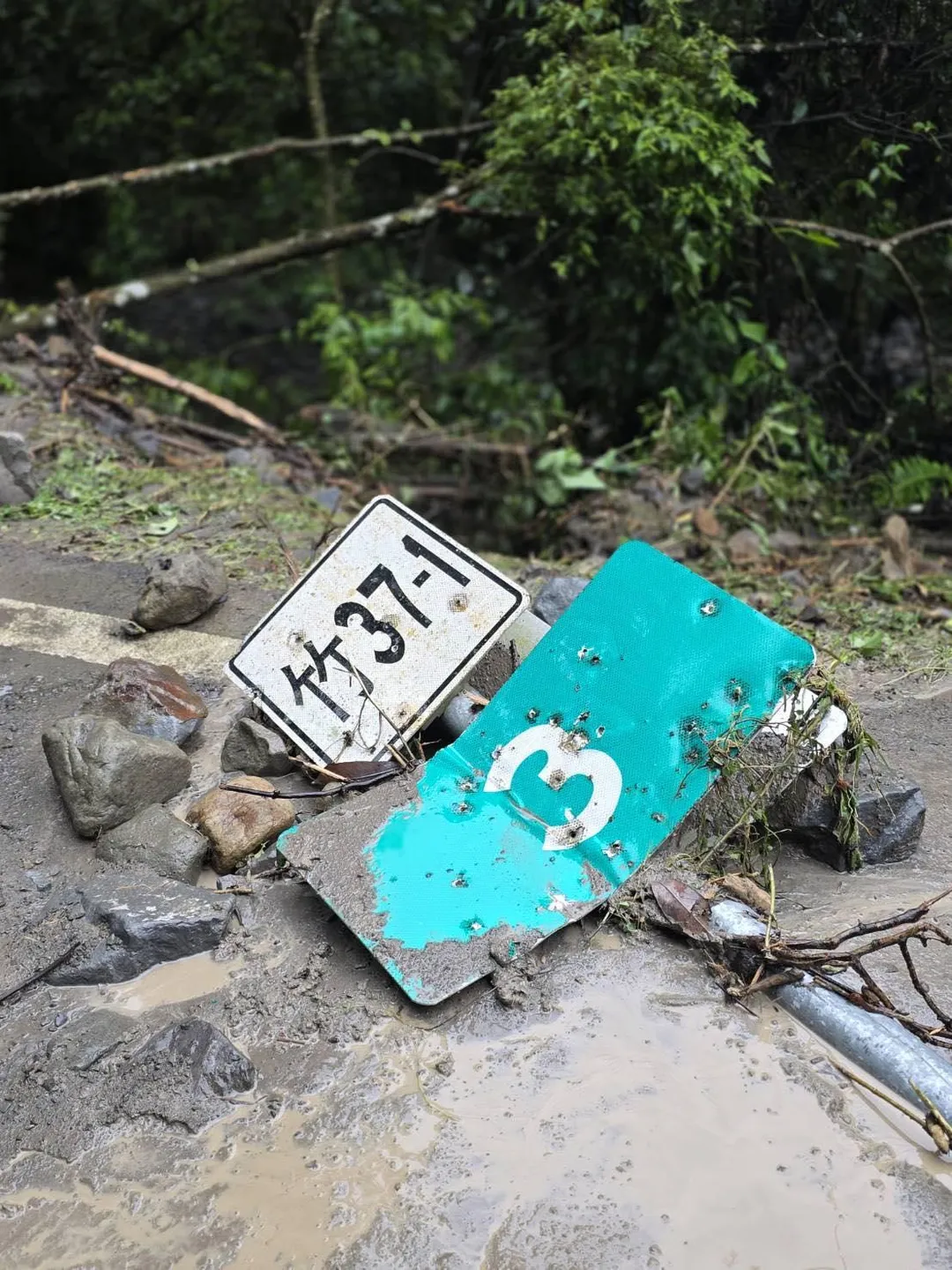 新竹縣北埔鄉通往苗栗縣南庄鄉的竹37-1線道路,因今(4)日的強降雨引發山壁落石崩塌,導致路面嚴重泥濘,部分路段甚至被巨石覆蓋,交通完全中斷。(圖/北埔鄉公所提供,下同)