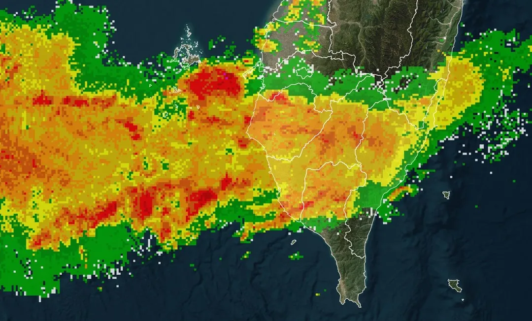 目前台灣西南海域正有旺盛對流「排隊登陸」,造成明顯雨勢。(圖/翻攝自Facebook@台灣颱風論壇|天氣特急)