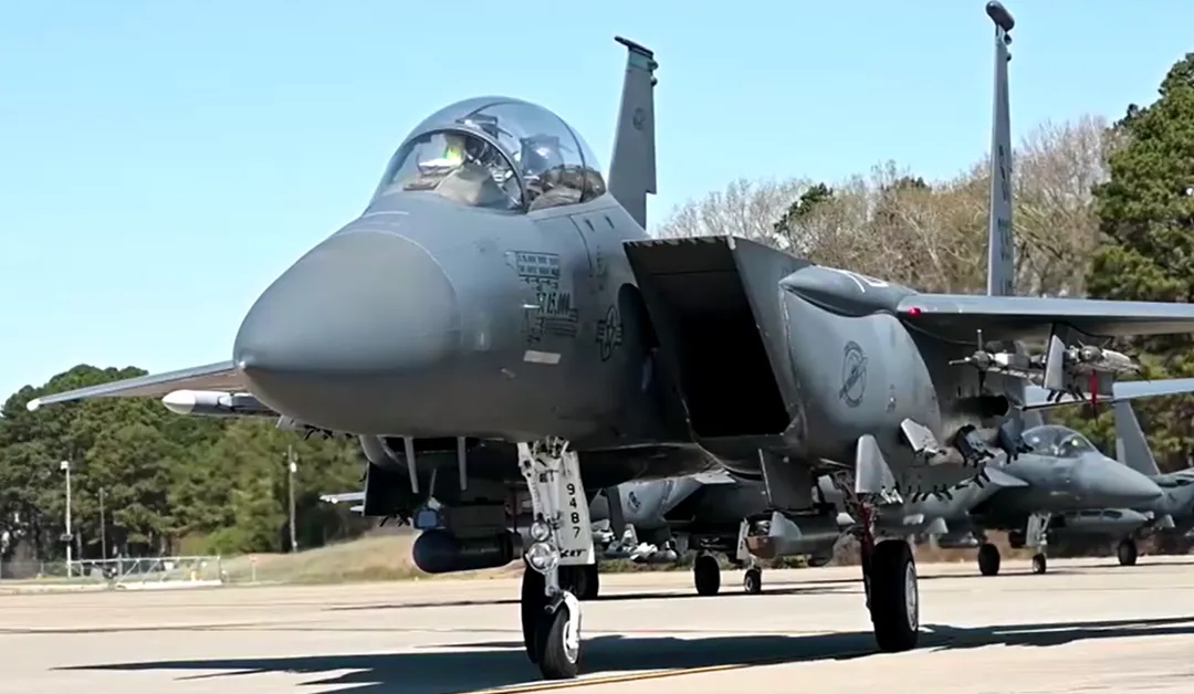 示意圖:一架F-15E打擊鷹式戰機於3日在伊朗遭擊落,機上兩名飛行員陸續傳出已為美軍所救。(圖/路透社)