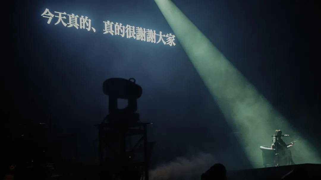 tuki.向現場歌迷表示感謝,後方螢幕也即時翻譯成中文。(圖/大鴻藝術BIG ART、超級圓頂SUPER DOME提供;Kohei Nakaya攝)